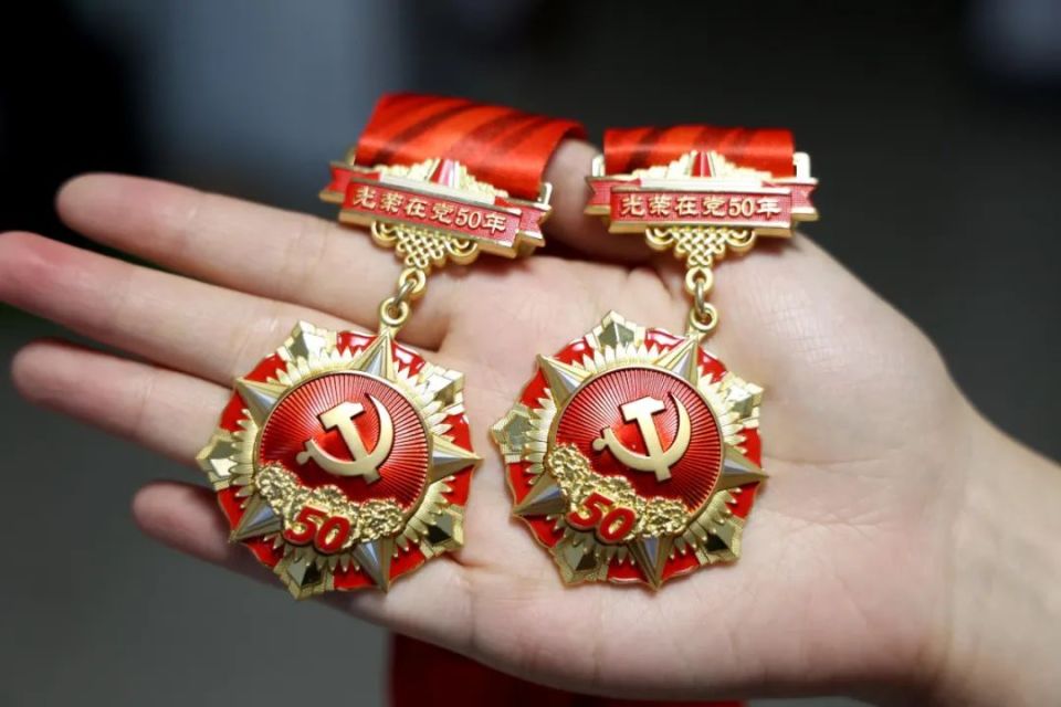 长垣最新50年纪念章回收价值方法分析(最方便真实的长垣50年纪念章价值多少钱方法)